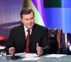 «Розмова з країною»: Янукович розказав про пенсії, ціни, тиск на пресу і трамоване коліно