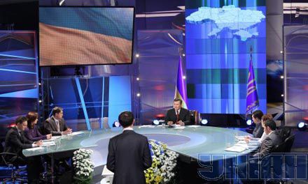 «Розмова з країною»: Янукович розказав про пенсії, ціни, тиск на пресу і трамоване коліно